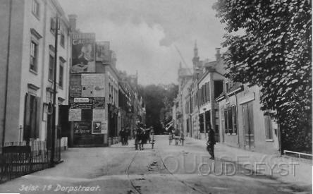 1e Dorpsstr-1905-002.jpg - 1e Dorpsstraat met links Hotel de Broedergemeente en rechts stalhouderij Smits, op deze plek is nu de bushalte genaamd 't Rond. Gezicht vanaf de 2e Dorpsstraat. Opname van 1905.